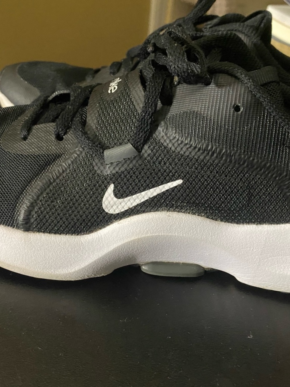 Nike in season Trainers 13 Black and white